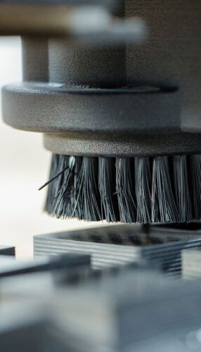 CNC Fräse in der Nahaufnahme bearbeitet Carbon