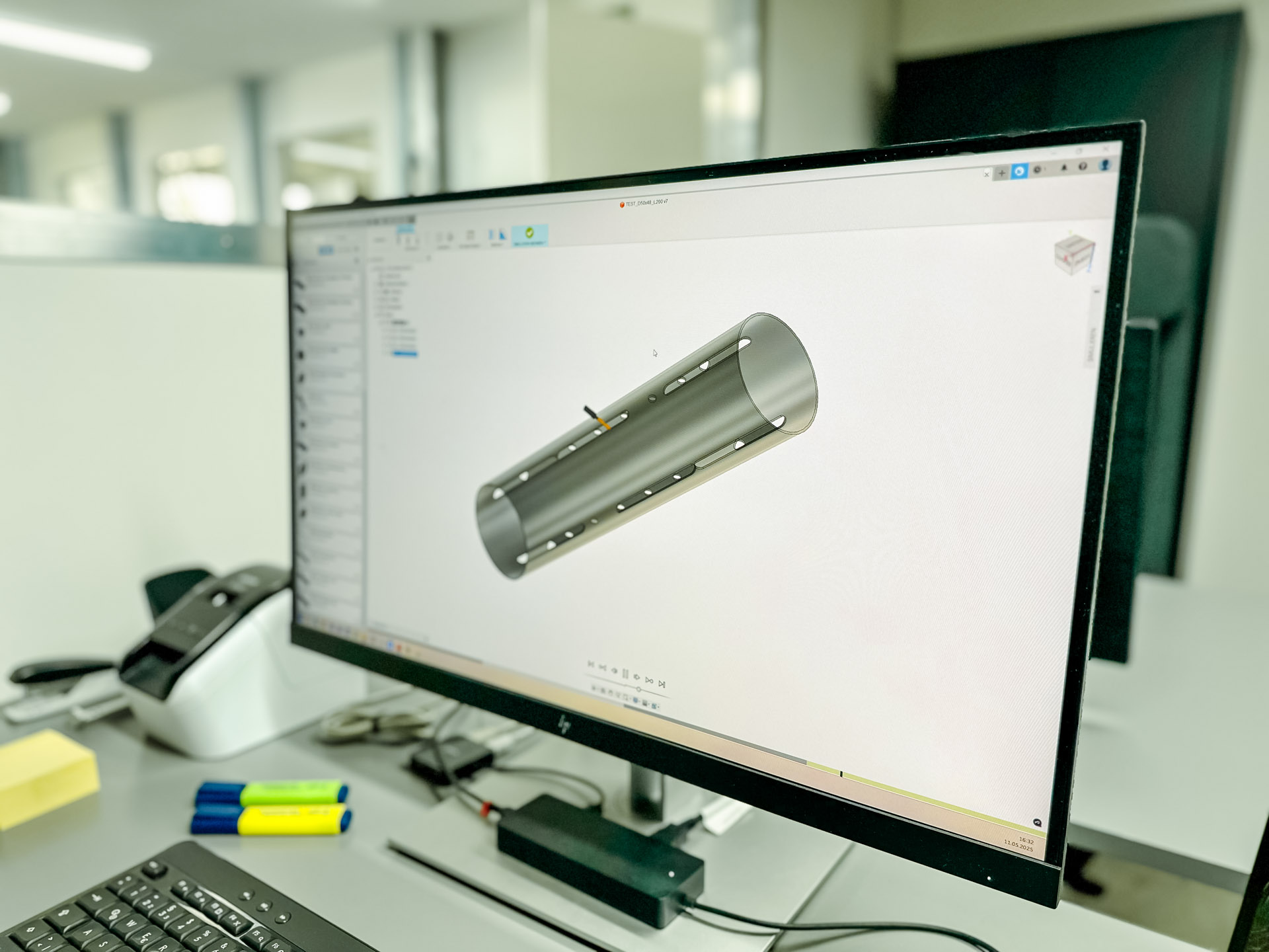 CAD Bearbeitung eines Carbonrohrs am Computer